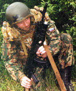 Изготовка к стрельбе из подствольного гранатомета из положения с колена с упором прикладом в грунт.