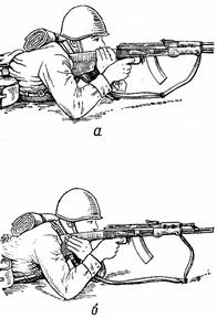 Удержание пулемета при стрельбе лежа и из окопа стоя или с колена: а - за шейку приклада; б - снизу за приклад