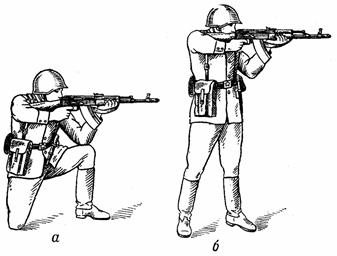 Удержание автомата с использованием ремня при стрельбе из положения:а - с колена; б - стоя.